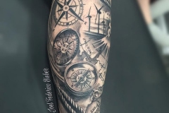 realismo-negro-y-gris-joel-federico-bieber-grande-pierna-mapa-antiguo-cuerdas-brujula-jpg