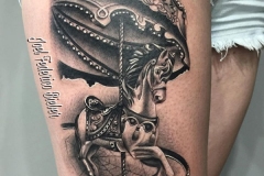 realismo-negro-y-gris-joel-federico-bieber-grande-pierna-muslo-caballito-carrusel-infancia-jpg-1