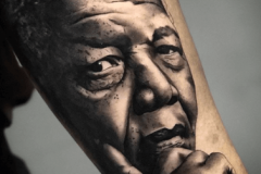 tatuaje-de-nelson-mandela-hector-mateos-tatuador-invitado-inferno-tattoo-barcelona