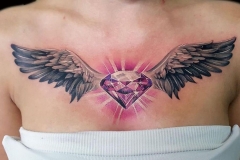 tatuaje-diamenta-alas-pecho-inferno-tattoo-barcelona-christian-bieber