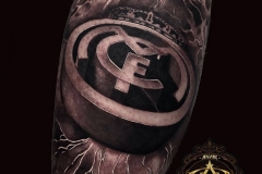 tatuaje-escudo-real-madrid-realismo-annie-blesok-inferno-tattoo-barcelona-1