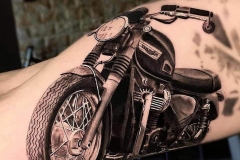 tatuaje-moto-christian-bieber-inferno-tattoo-barcelona