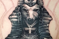 tatuaje-realismo-christian-kurt-bieber-dios-egipcio-perro-inferno-tattoo-barcelona