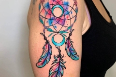 atrapasueños-tatuaje-ilustracion-watercolor-alexbaens-brazo-hombro-mediano