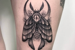 escarabajo-egipcio-tattoo-alex-baens-tamaño-mediano-pierna-blackwork-dotwork