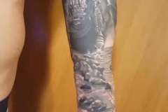 inferno-tattoo-barcelona-christian-kurt-barco-neptuno-negro-gris-grande-brazo