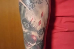 inferno-tattoo-barcelona-christian-kurt-payaso-color-toy-grande-brazo