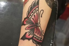 inferno-tattoo-barcelona-old-school-fernando-morano-mediano-mariposa-rojo-negro