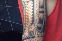 inferno-tattoo-barcelona-polinesio-lineal-maori-brazo-joel-federico-bieber-grande