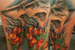 inferno-tattoo-barcelona-realismo-color-christian-kurt-bieber-grande-pierna-gemelo-tiburon