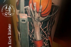 inferno-tattoo-barcelona-realismo-color-christian-kurt-bieber-grande-pierna-muslo-mano-y-pelota-basket
