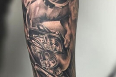 inferno-tattoo-barcelona-realismo-negro-y-gris-joel-federico-bieber-grande-brazo-antebrazo-perro-recuerdo-pistolas-dinero