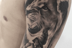 leon-guerrero-tattoo-negro-gris-hector-mateos-inferno-tattoo-barcelona