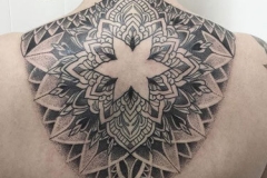 puntillismo-geometrico-joel-federico-bieber-grande-espalda-motivos-flores