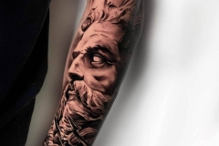 tatuaje-dios-griego-realismo-annie-blesok-inferno-tattoo-barcelona-1