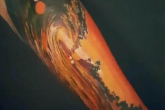 tatuaje-ola-naranja-atardecer-brazo-realismo-christian-kurt-bieber-inferno-tattoo-barcelona