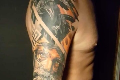 tatuaje-retrato-anciano-cuervo-brazo-realismo-christian-kurt-bieber-inferno-tattoo-barcelona
