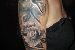 tatuaje-rosas-negras-hombro-brazo-realismo-christian-kurt-bieber-inferno-tattoo-barcelona