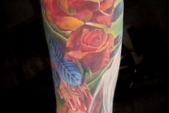 tatuaje-rosas-rojas-pierna-realismo-christian-kurt-bieber-inferno-tattoo-barcelona