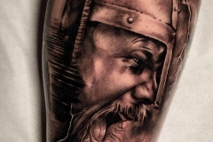 tatuaje-soldado-vikingo-realismo-annie-blesok-inferno-tattoo-barcelona-1
