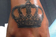 inferno-tattoo-barcelona-ilustracion-marcelo-entattoo-pequeño-mano-corona