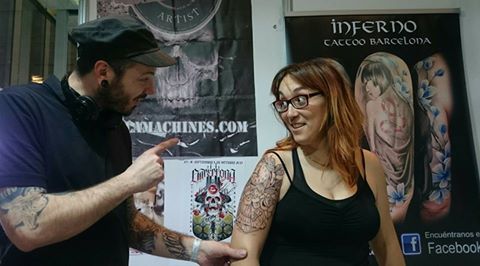 Raúl Leone con Helena en la convención de tatuajes.