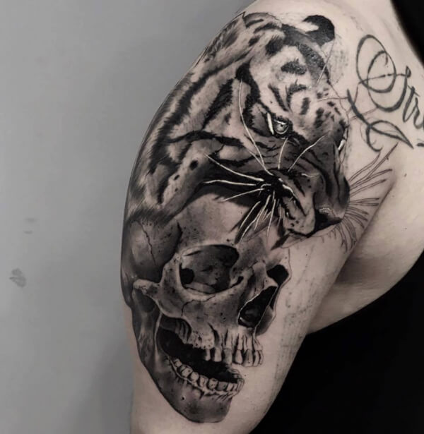 Realismo negro y gris, Héctor Mateos. Tatuaje grande en hombro y brazo de calavera y tigre.