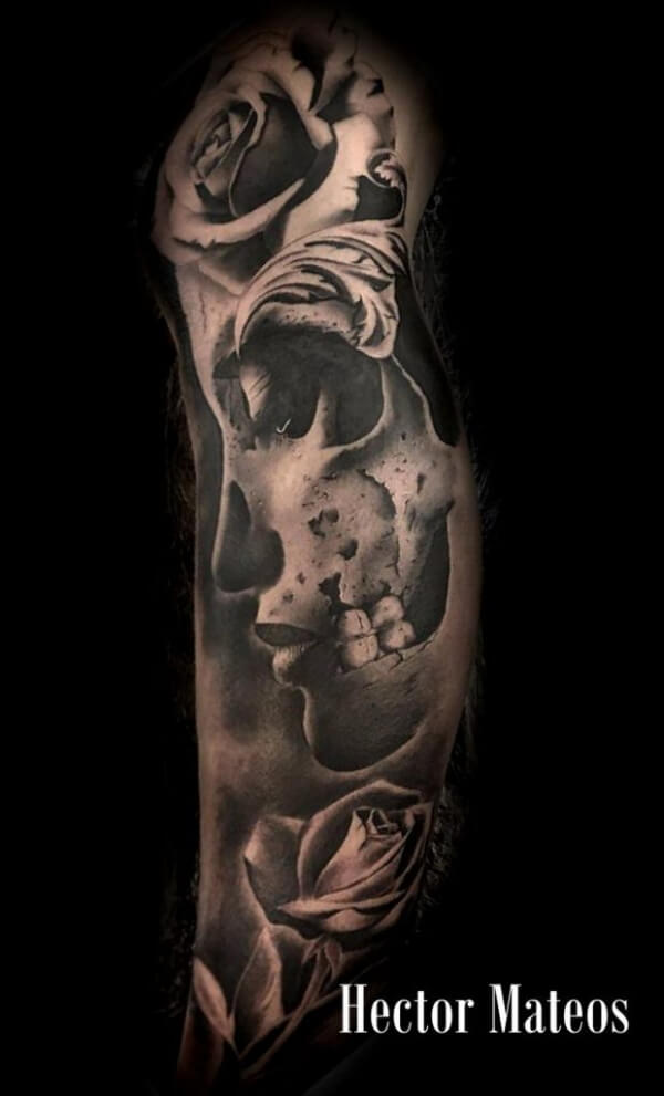 Realismo negro y gris, Héctor Mateos. Tatuaje grande en pierna de mujer, rosa y calavera.