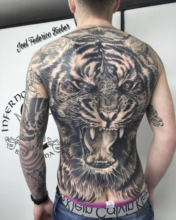 Realismo negro y gris, Joel Federico Bieber. Tatuaje grande en espalda de tigre.
