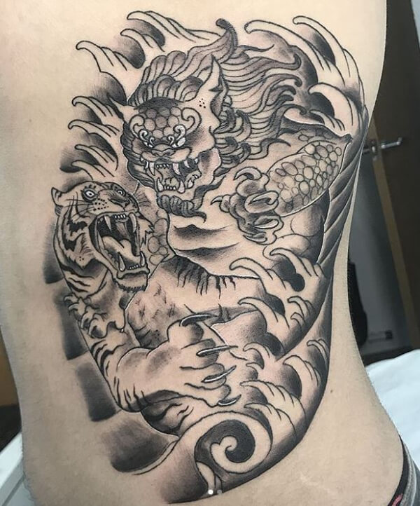 Oriental Japonés, Álex Baens. Tatuaje grande en costillas de tigre contra dragón