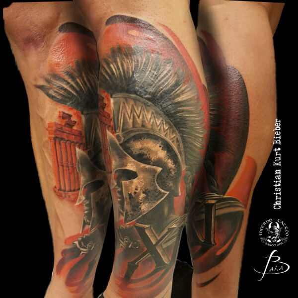 Realismo negro y gris, Christian Kurt Bieber. Tatuaje mediano o grande en pierna de soldado romano.