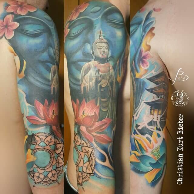 Hindú y mandalas, Christian Kurt Bieber. Tatuaje grande en brazo de pagoda, buddha y flores.
