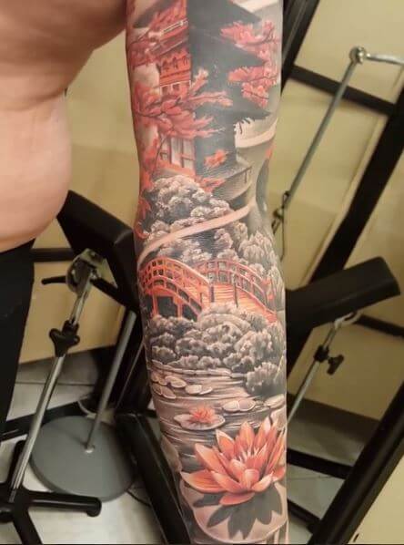 Oriental Japonés, Christian Kurt Bieber. Tatuaje grande en brazo de pagoda y jardín.