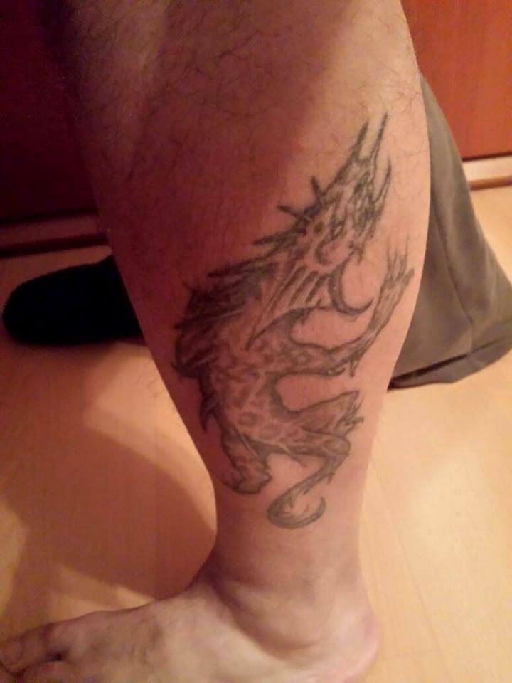 inferno-tattoo-barcelona-cliente-1-laser-foto-inicio-tratamiento-mediano-pierna-gemelo