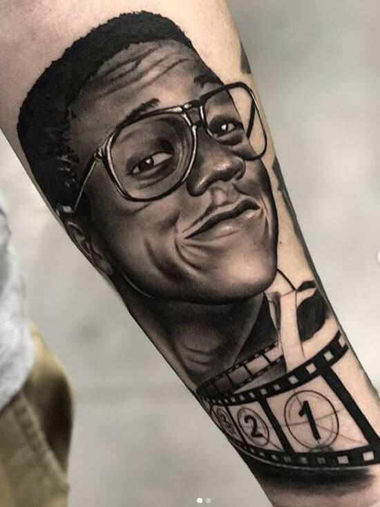 Realismo negro y gris, Héctor Mateos. Tatuaje mediano en brazo de steve urkel.