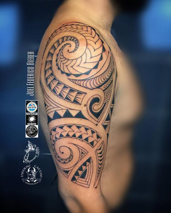 Maorí y polinesio, Joel Federico Bieber. Tatuaje grande en hombro y brazo.