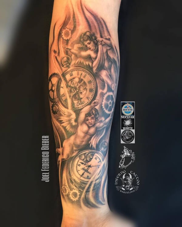 Realismo negro y gris, Joel Federico Bieber. Tatuaje grande en brazo de los ángeles del tiempo.
