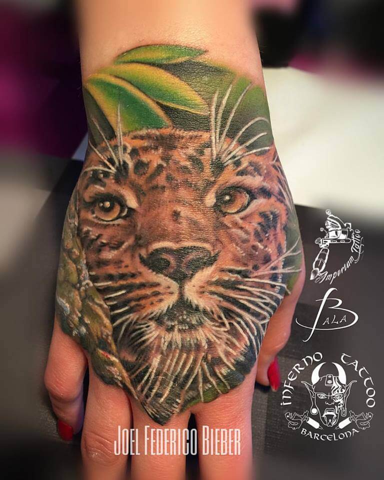 Realismo color, Joel Federico Bieber. Tatuaje mediano en mano de leopardo.