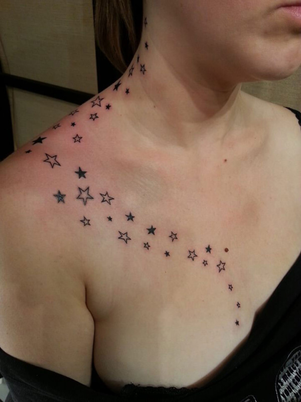Ilustración, Christian Kurt Bieber. Tatuaje grande en pecho, espalda y cuello de estrellas.