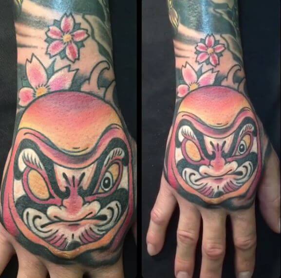 Neotradi, Raúl Leone. Tatuaje mediano en mano de motivos orientales.