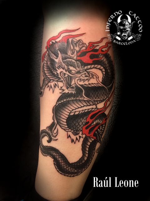 Oriental Japonés, Raúl Leone. Tatuaje grande en pierna de dragón chino.