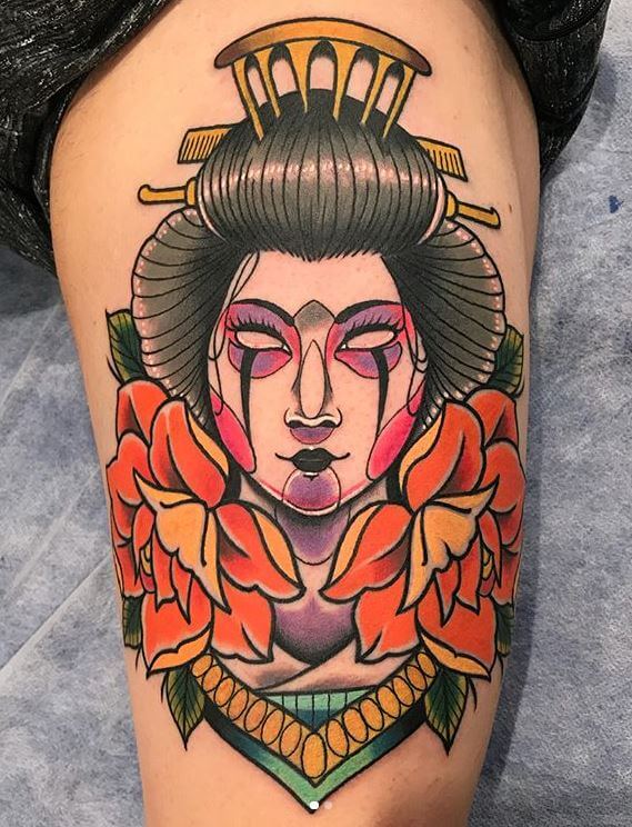 Neotradi, Raúl Leone. Tatuaje grande en pierna de Geisha.