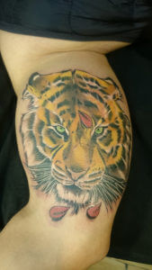 Realismo color, Raúl Leone. Tatuaje mediano o grande en biceps de tigre