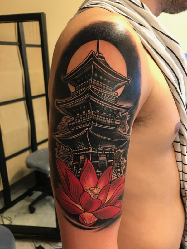 Oriental Japonés, Raúl Leone. Tatuaje grande en brazo de pagoda y flor.