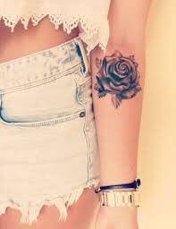 Tatuaje de rosas en hombro