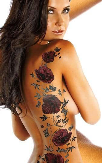 Tatuaje de rosa en la espalda para mujeres