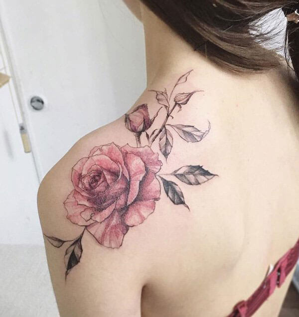 Tatuaje de rosas en hombro