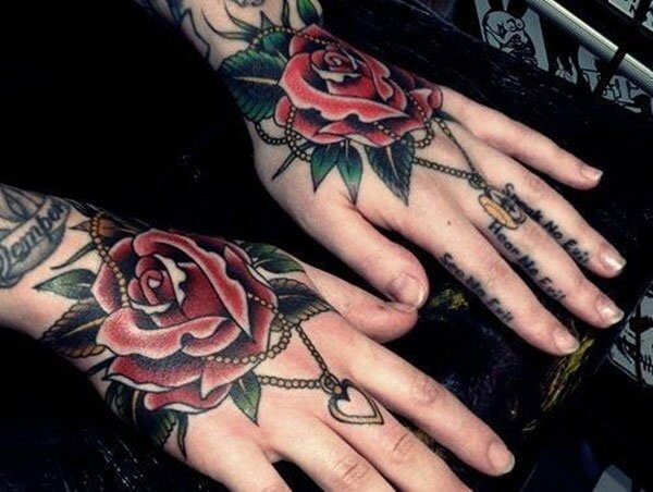 Tatuaje de rosas para mujeres ne mano