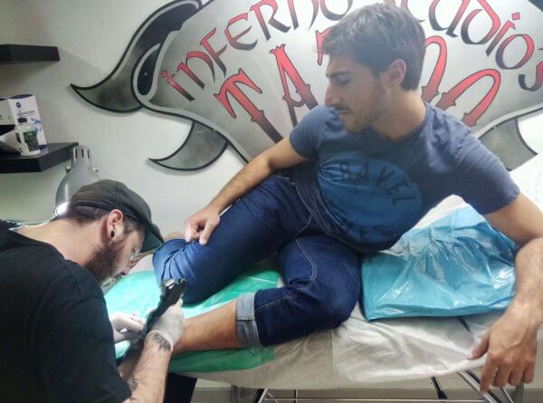 Arnau y Raúl en plena sesión de tatuaje