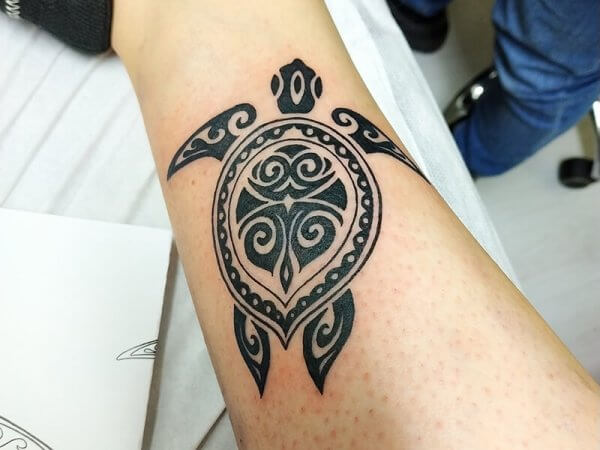 El tattoo de Tortuga de mar en estilo maorí de Mónica